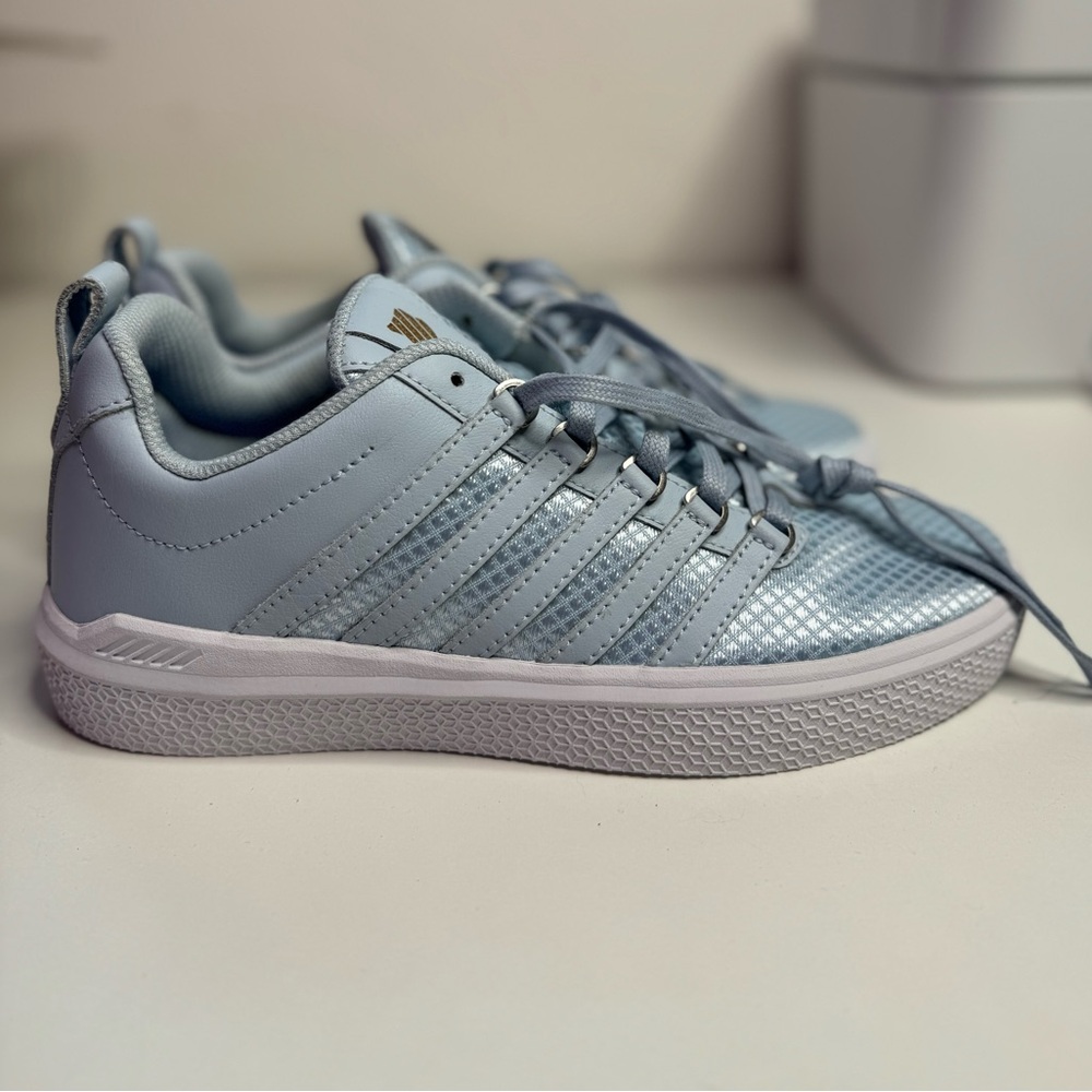 BRAND NEW K SWISS WHITE/BLUE SNEAKERS SIZE 8.5